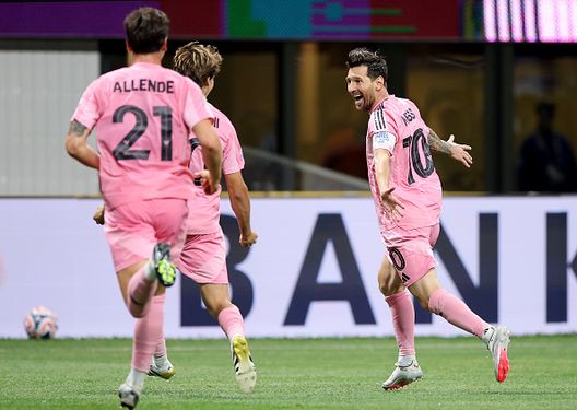 Lionel Messi festeggia con i compagni la rete del 2-1 realizzata su un'ennesima magica punizione. (Photo by Alex Grimm/Getty Images) Lionel Messi, ennesima magia su punizione: l’argentino sempre più vicino a Pelé- immagine 2