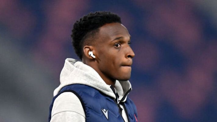BOLOGNA, ITALY - NOVEMBER 27: Jhon Lucumi of Bologna FC looks on prior to the Serie A TIM match between Bologna FC and Torino FC at Stadio Renato Dall'Ara on November 27, 2023 in Bologna, Italy. (Photo by Alessandro Sabattini/Getty Images) Romano: “Contatto tra Roma e Lucumì: la situazione tra interesse, Gasperini e clausola rescissoria” - immagine 1