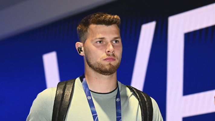 MILAN, ITALY - MAY 06: Josep Martinez of FC Internazionale Milano arrives at the stadium prior to the UEFA Champions League 2024/25 Semi Final Second Leg match between FC Internazionale Milano and FC Barcelona at Giuseppe Meazza Stadium on May 06, 2025 in Milan, Italy. (Photo by Mattia Ozbot - Inter/Inter via Getty Images) Inter, Josep Martinez festeggia 27 anni: gli auguri del club nerazzurro - immagine 1