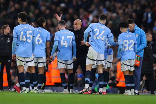 Guardiola richiama la squadra durante Manchester City-Liverpool. (Foto di James Gill - Danehouse/Getty Images) Manchester City Premier League