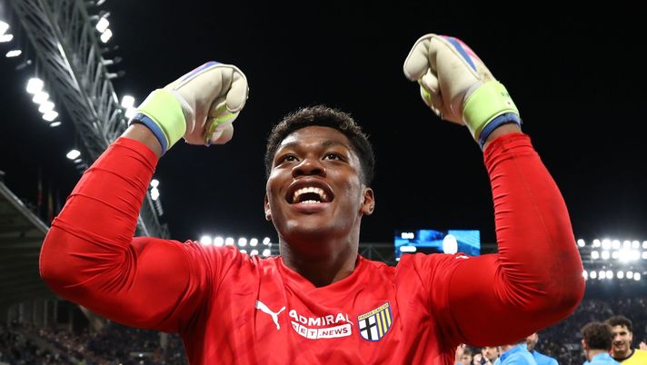 BERGAMO, ITALY - MAY 25: Zion Suzuki of Parma Calcio celebrates following the team's victory in the during the Serie A match between Atalanta BC and Parma Calcio 1913 at Gewiss Stadium on May 25, 2025 in Bergamo, Italy. (Photo by Marco Luzzani/Getty Images) Parma, Suzuki operato: per il portiere intervento alla mano, ecco quanto starà fuori - immagine 1