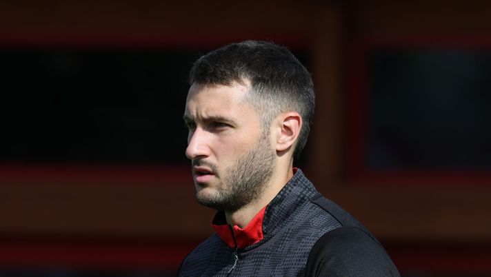 CAIRATE, ITALY - OCTOBER 01: Santiago Gimenez of AC Milan in action during AC Milan training session at Milanello on October 01, 2025 in Cairate, Italy. (Photo by Claudio Villa/AC Milan via Getty Images) Bazzani su Gimenez: “Non ha sicurezza, non sente fiducia in se stesso. Il Milan deve…” - immagine 1