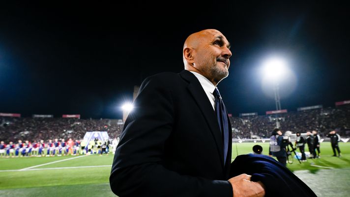 BOLOGNA, ITALY - DECEMBER 14: Luciano Spalletti of Juventus during the Serie A match between Bologna FC 1909 and Juventus FC at Renato Dall'Ara Stadium on December 14, 2025 in Bologna, Italy. (Photo by Daniele Badolato - Juventus FC/Juventus FC via Getty Images) La Juve batte il Bologna 0-1 e si rialza: le parole di Spalletti e Italiano - immagine 1