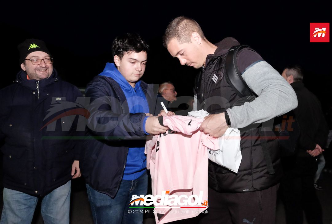 FOTO PALERMO: il Palermo FC si raduna al parcheggio dell’Ippodromo (GALLERY) - immagine 24