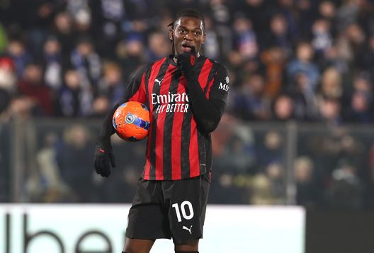 COMO, ITALY - JANUARY 15: Rafael Leao of AC Milan looks on during the Serie A match between Como 1907 and AC Milan at Giuseppe Sinigaglia Stadium on January 15, 2026 in Como, Italy. (Photo by Marco Luzzani/Getty Images) Leao c’è, ma non vola: è solo una questione fisica o anche di ruolo?- immagine 2