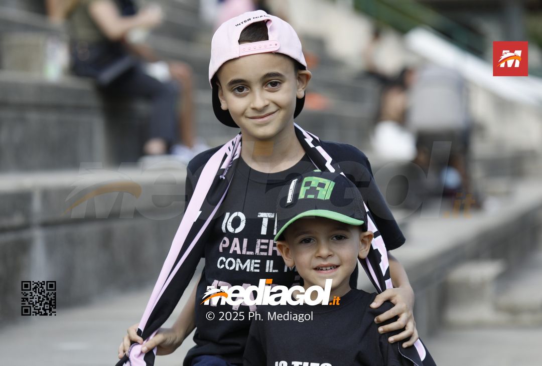 FOTO, Ritiro Palermo: i primi tifosi a Chatillon, c’è anche un cane rosanero - immagine 6