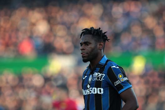 BERGAMO, ITALY - DECEMBER 18: Duvan Zapata of Atalanta BC looks onduring the Serie A match between Atalanta BC and AS Roma at Gewiss Stadium on December 18, 2021 in Bergamo, Italy. (Photo by Emilio Andreoli/Getty Images) zapata