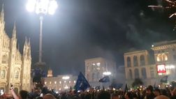 VIDEO FCIN1908 / Inter, la festa dei tifosi in piazza Duomo: i fuochi d’artificio