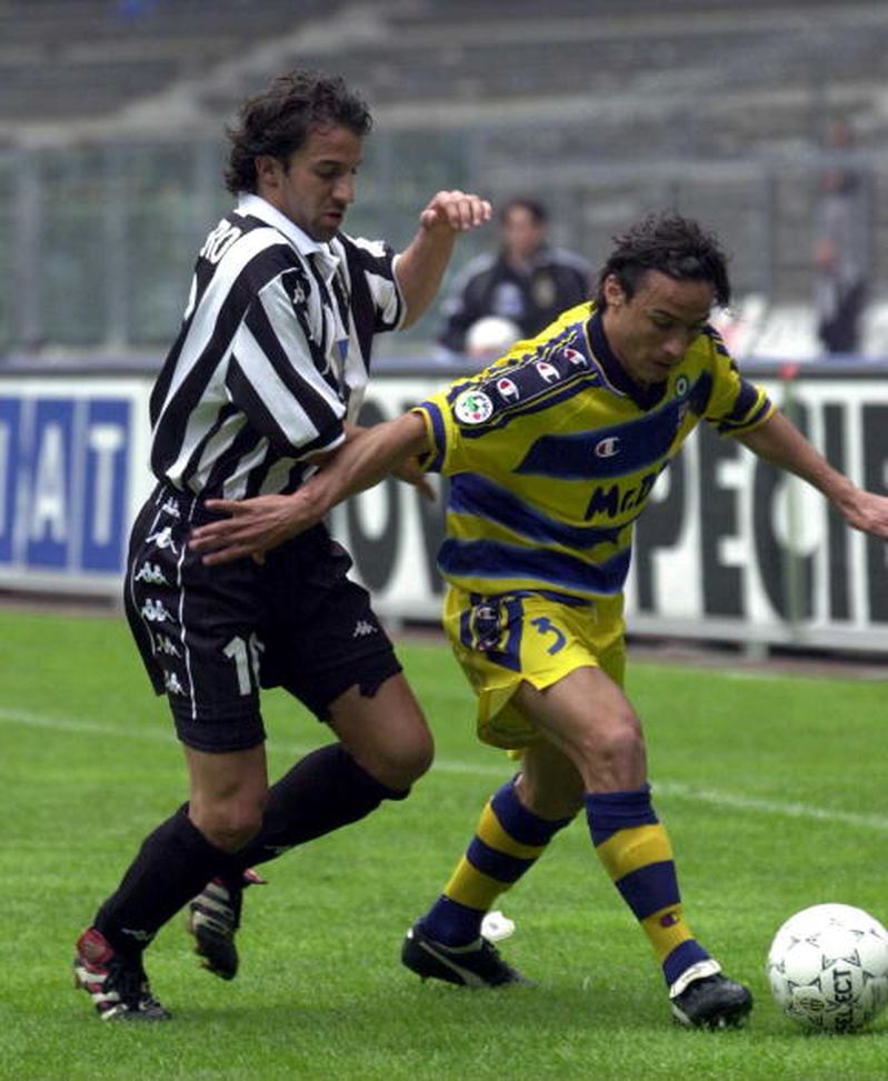Alessandro del Piero della Juventus combatte per il possesso con Antonio Benarrivo di Parma durante la partita di Serie A tra Juventus e Parma allo Stadio delle Alpi, Torino L’umiltà di Antonio Benarrivo: storia di due giorni a Parma- immagine 4