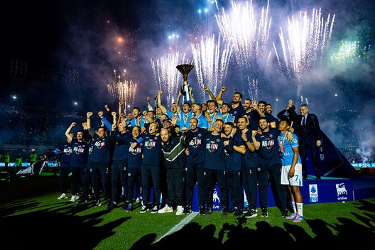 Giovanni Di Lorenzo, capitano dell'SSC Napoli, solleva il trofeo al termine della serie Serie A. Verso la stagione 2025-26: ufficializzate le date di Serie A e di Coppa Italia- immagine 2
