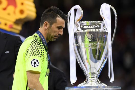 CARDIFF, WALES - JUNE 03: Gianluigi Buffon of Juventus walks past the Champions League trophy after the UEFA Champions League Final between Juventus and Real Madrid at National Stadium of Wales on June 3, 2017 in Cardiff, Wales. (Photo by Matthias Hangst/Getty Images) Gianluigi Buffon presenta il suo nuovo libro: “Sono felice di aver vinto, ma anche di aver perso”- immagine 2