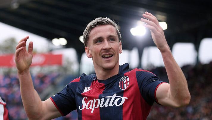 BOLOGNA, ITALY - APRIL 01: Alexis Saelemaekers of Bologna FC celebrates scoring his team's second goal during the Serie A TIM match between Bologna FC and US Salernitana at Stadio Renato Dall'Ara on April 01, 2024 in Bologna, Italy. (Photo by Alessandro Sabattini/Getty Images) Saelemaekers, addio al Bologna: “Scritta la storia, un pezzo del mio cuore resterà sempre con voi” - immagine 1