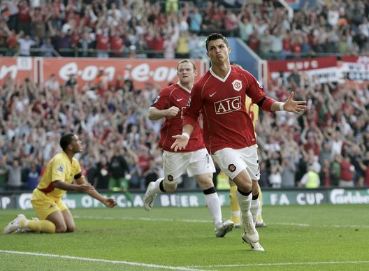 Cristiano Ronaldo dopo un gol con la maglia del Manchester United. (Foto di Stu Forster/Getty Images) Cristiano Ronaldo, gli basta un gol per raggiungere un altro incredibile record- immagine 3