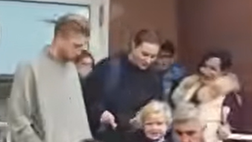 De Bruyne, accoglienza da brividi al Real Casarea: visita alla squadra del figlio