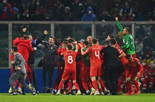 PALERMO, ITALIA - 24 MARZO: Aleksandar Trajkovski della Macedonia del Nord (in ombra) esulta dopo aver segnato il primo gol della sua squadra con i compagni durante la partita degli spareggi degli ottavi di finale di qualificazione alla Coppa del Mondo FIFA 2022 tra Italia e Macedonia del Nord allo Stadio Renzo Barbera il 24 marzo 2022 a Palermo, Italia. (Foto di Tullio M. Puglia/Getty Images) Macedonia del Nord: breve storia calcistica di un Paese che non voleva sparire- immagine 5