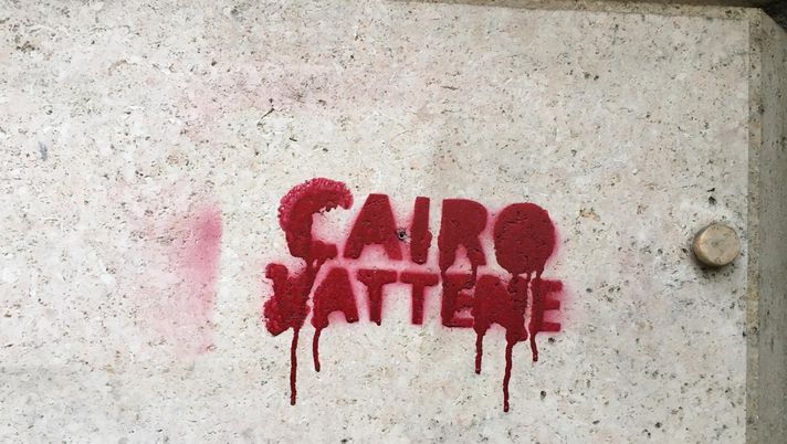 “Cairo Vattene”, a Torino compaiono scritte nei luoghi granata della città - immagine 1