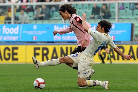 Edinson Cavani del Palermo e Manuel Iori del Chievo si contendono il pallone durante il match di Serie A fra US Citta di Palermo e AC Chievo Verona allo Stadio Renzo Barbera l'11 Aprile 2010 a Palermo ESCLUSIVA – Iori: “Ricostruiremo l’identità del Cittadella”- immagine 2