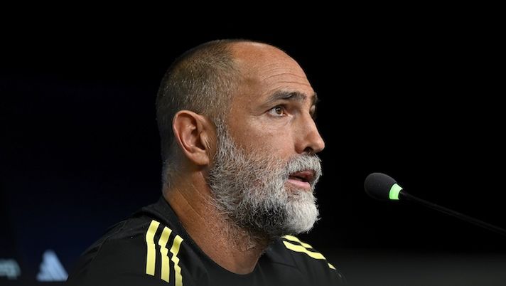 TURIN, ITALY - AUGUST 23: Juventus head coach Igor Tudor during a Juventus Press Conference at Allianz Stadium on August 23, 2025 in Turin, Italy. (Photo by Filippo Alfero - Juventus FC/Juventus FC via Getty Images) Tudor: “Con un altro calendario saremmo primi! Sulla fiducia del club, come vedo Vlahovic e Cabal…” - immagine 1