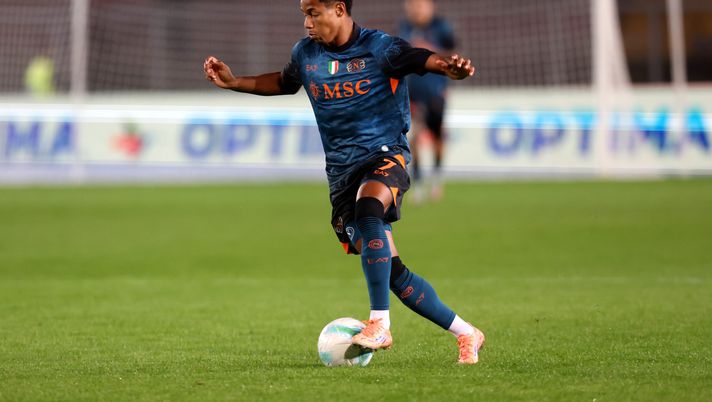 LECCE, ITALY - OCTOBER 28: David Neres of SSC Napoli drives the ball during the Serie A match between US Lecce and SSC Napoli at Stadio Via del Mare on October 28, 2025 in Lecce, Italy. (Photo by Maurizio Lagana/Getty Images) neres napoli
