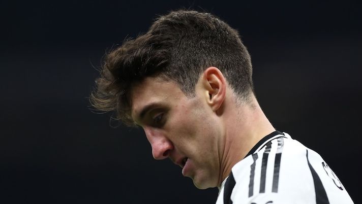MILAN, ITALY - NOVEMBER 23: Andrea Cambiaso of Juventus looks on during the Serie A match between AC Milan and Juventus at Stadio Giuseppe Meazza on November 23, 2024 in Milan, Italy. (Photo by Marco Luzzani/Getty Images) ULTIM’ORA – Juve, Cambiaso fuori per infortunio contro la Fiorentina: cos’è successo - immagine 1