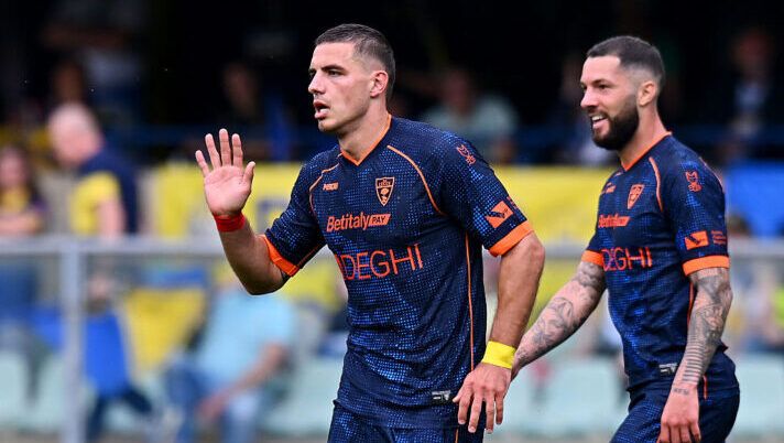 VERONA, ITALY - MAY 11: Nikola Krstovic of US Lecce celebrates scoring his team's first goal during the Serie A match between Verona and Lecce at Stadio Marcantonio Bentegodi on May 11, 2025 in Verona, Italy. (Photo by Alessandro Sabattini/Getty Images) Lecce, Krstovic può partire in estate dopo i due no a gennaio: fissato il prezzo - immagine 1