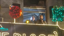 Decibel Bellini, siparietto con un tifoso durante il DJ Set a Via Toledo