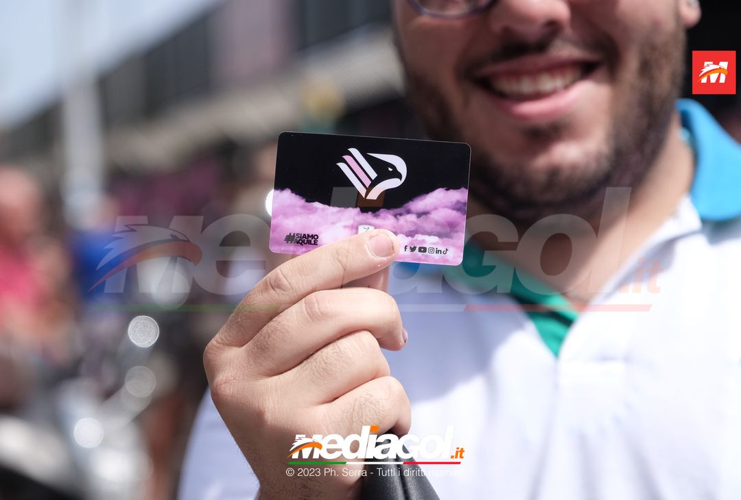 FOTO Palermo, fila al Barbera. Tifosi ritirano la tessera dell’abbonamento (GALLERY) - immagine 11