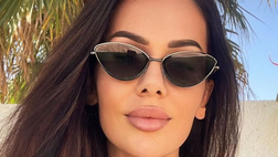 Erjona Sulejman, selfie bollente sui social. Il décolleté in costume lascia senza parole