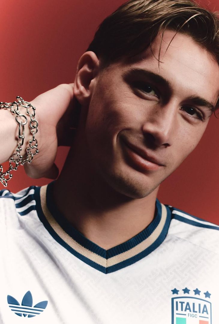 In vista dell'imminente playoff Mondiale da disputare contro l'Irlanda del Nord, la nazionale italiana ha presentato sui suoi canale social la sua nuova seconda maglia in collaborazione con adidas.