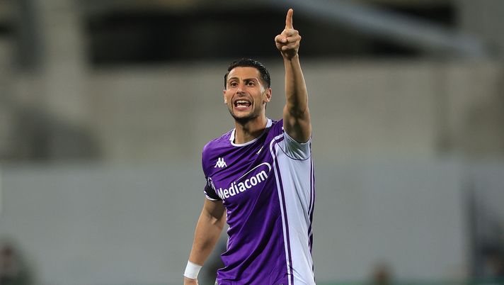 FLORENCE, ITALY - APRIL 16: Rolando Mandragora of ACF Fiorentina gestures during the UEFA Conference League 2025/26 Quarter-Final Leg Two match between ACF Fiorentina and Crystal Palace FC at Stadio Artemio Franchi on April 16, 2026 in Florence, Italy. (Photo by Gabriele Maltinti/Getty Images) Dalla Turchia: “Mandragora-Besiktas, la Fiorentina apre alla cessione. Il prezzo” - immagine 1