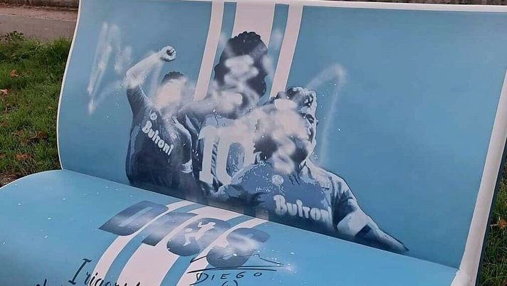 Giugliano, vandalizzata la panchina letteraria di Maradona: i fatti - immagine 1