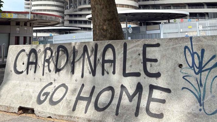 Le proteste dei tifosi del Milan contro Gerry Cardinale, Zlatan Ibrahimović e Jovan Kirovski fuori dallo stadio di 'San Siro' | AC Milan News (Credits foto: RadioRossonera) Le proteste dei tifosi del Milan contro Gerry Cardinale, Zlatan Ibrahimović e Jovan Kirovski fuori dallo stadio di 'San Siro'