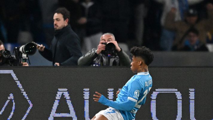 NAPLES, ITALY - FEBRUARY 15: Alisson Santos of SSC Napoli celebrates after scoring his side second goal during the Serie A match between SSC Napoli and AS Roma at Stadio Diego Armando Maradona on February 15, 2026 in Naples, Italy. (Photo by Francesco Pecoraro/Getty Images) Alisson celebrato a pranzo in una nota pizzeria di Napoli – LA FOTO - immagine 1