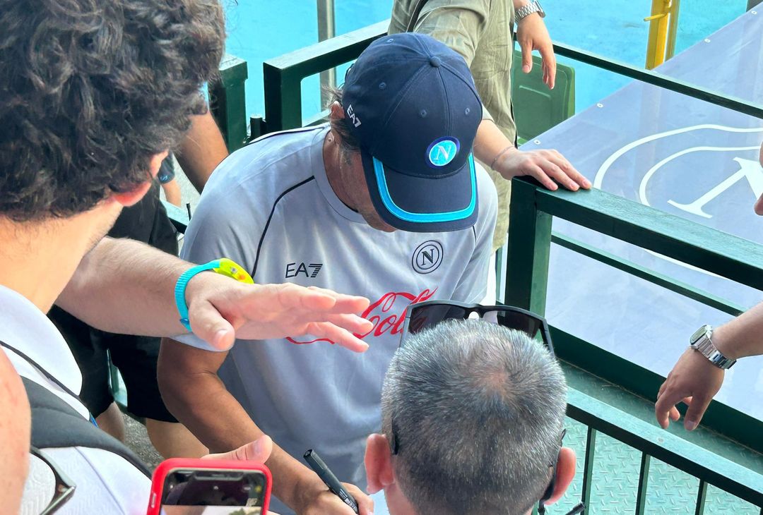 GALLERY Conte salta in tribuna tra il pubblico: selfie e scatti con i supporter - immagine 8