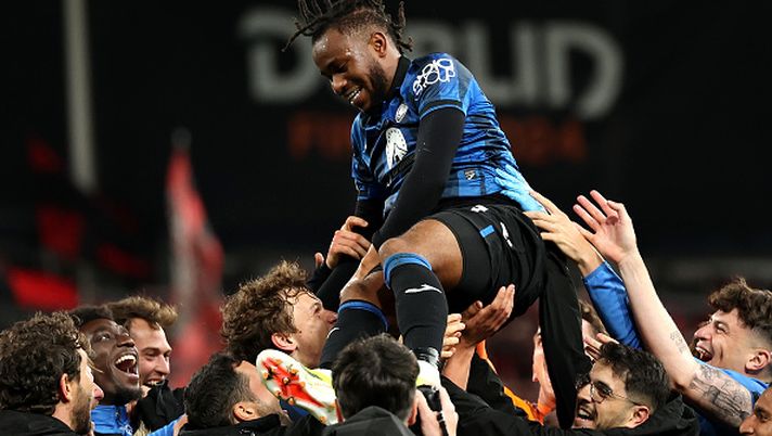 Ademola Lookman dell'Atalanta BC viene sollevato dai suoi compagni di squadra mentre i giocatori dell'Atalanta BC festeggiano dopo la vittoria sul Bayer 04 Leverkusen durante la finale di UEFA Europa League 2023/24 tra Atalanta BC e Bayer 04 Leverkusen alla Dublin Arena il 22 maggio 2024 a Dublino, Irlanda. (Foto di Richard Heathcote/Getty Images) Lookman
