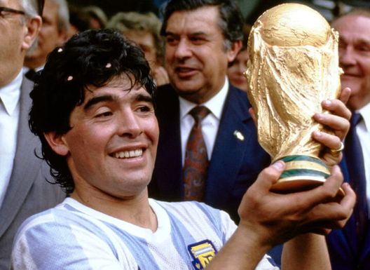 l capitano dell'Argentina Diego Maradona solleva il trofeo dopo la finale della Coppa del Mondo FIFA 1986. (Foto di Mike King/Allsport/Getty Images/Archivio Hulton) Maradona