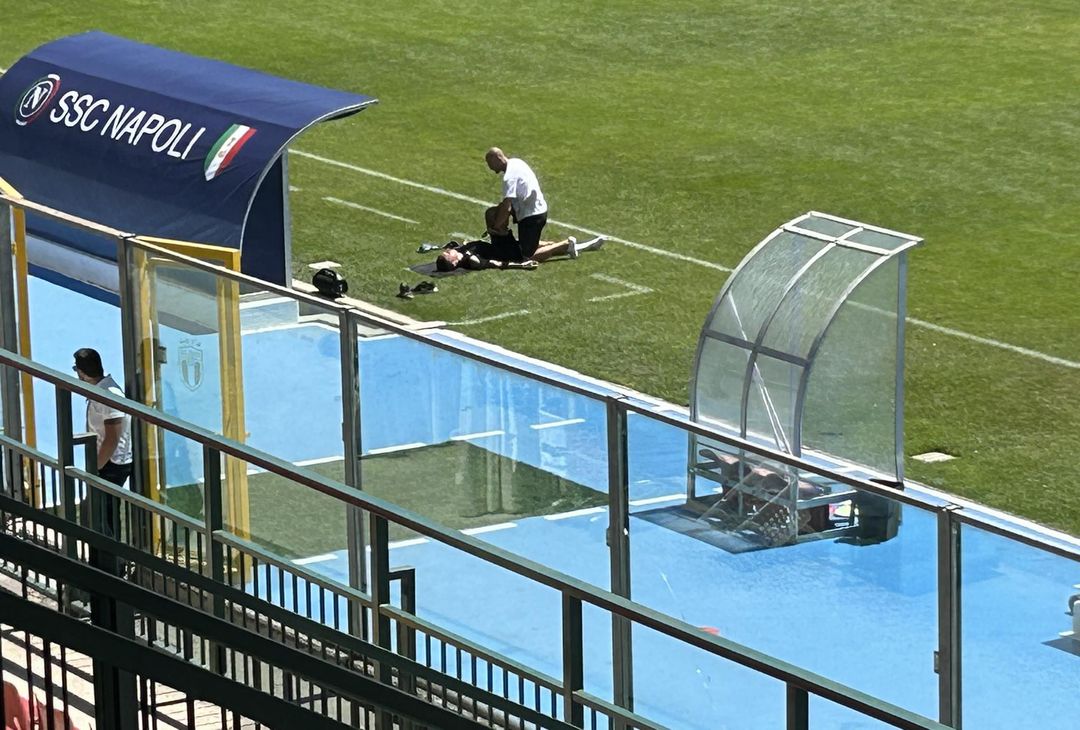 GALLERY Di Lorenzo fa stretching in campo da solo al termine dell’allenamento - immagine 2