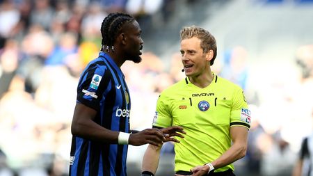 MILAN, ITALY - MARCH 30: Marcus Thuram of FC Internazionale reacts towards referee Daniele Chiffi during the Serie A match between FC Internazionale and Udinese at Stadio Giuseppe Meazza on March 30, 2025 in Milan, Italy. (Photo by Marco Luzzani/Getty Images) Chiffi Inter Udinese