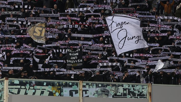 FLORENCE, ITALY - DECEMBER 12: Fans of LASK FC during the UEFA Europa League 2024/25 League Phase MD6 match between ACF Fiorentina and LASK at Stadio Artemio Franchi on December 12, 2024 in Florence, Italy. (Photo by Gabriele Maltinti/Getty Images) Lask-Hartberg, streaming live e diretta tv: dove vedere la partita gratis - immagine 1
