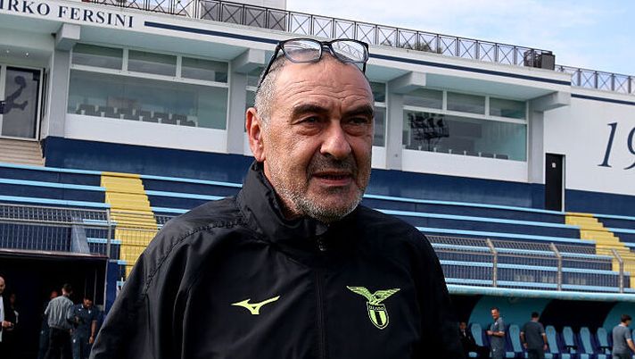 ROME, ITALY - OCTOBER 22: Maurizio Sarri looks on during the SS Lazio Official team photo at Formello sport center on October 22, 2025 in Rome, Italy. (Photo by Paolo Bruno/Getty Images) Sarri: “Cosa filtra per Tavares! Per Marusic, Dia, Rovella, Lazzari e le potenzialità di Isaksen…” - immagine 1
