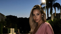 Viky Varga in rosa dà spettacolo. Lady Pellè: “Luce notturna e il mio vestito da sogno”