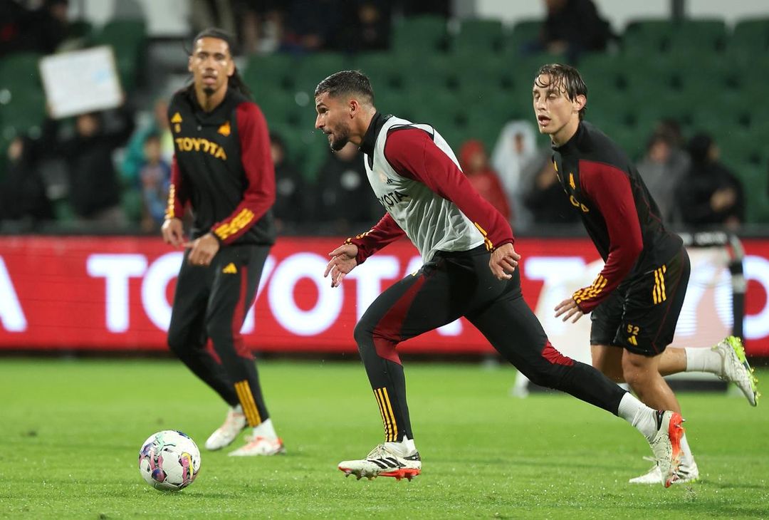 Roma, pioggia e sorrisi in allenamento a Perth prima del Milan – FOTO GALLERY - immagine 3