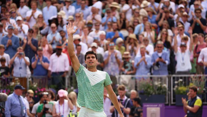 LONDON, ENGLAND - JUNE 24: Carlos Alcaraz of Spain celebrates to the crowd after his straight sets victory against Sebastian Korda of United States during the Men's Singles Semi-Final match on Day Six of the cinch Championships at The Queen's Club on June 24, 2023 in London, England. (Photo by Clive Brunskill/Getty Images) Atp Cincinnati: sfida generazionale Alcaraz-Isner. E gli italiani? - immagine 1