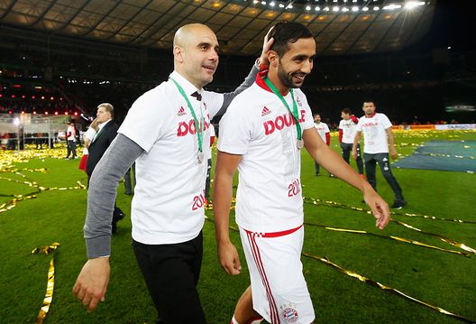 Pep Guardiola festeggia il campionato con Mehdi Benatia. (Photo by Boris Streubel/Bongarts/Getty Images) Pep Guardiola, la Champions League e l’ossessione crociana: tutto è storia, nient’altro che storia- immagine 4