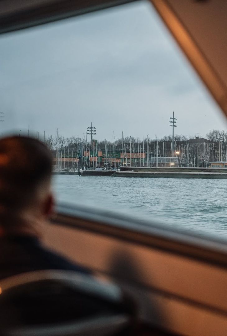 GALLERY Il Napoli è già a Venezia. L’arrivo in battello nella splendida laguna! - immagine 3