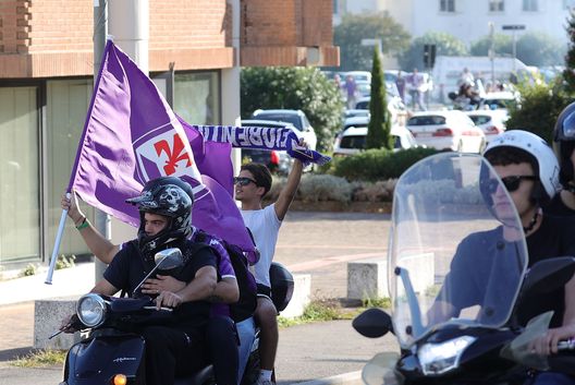 A Empoli la Fiorentina non vince, il tifo viola si: che emozione la “motorinata”- immagine 2