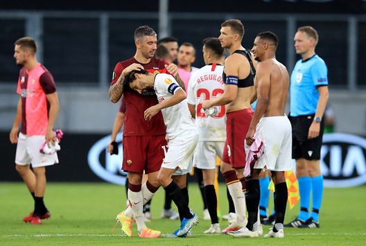 Aleksandar Kolarov saluta Jesus Navas dopo gli ottavi del 2020 che vede la Roma eliminata dal Siviglia. (Photo by Wolfgang Rattay/Pool via Getty Images) La Roma e l’Europa League: l’andamento dei giallorossi nella seconda competizione europea- immagine 4