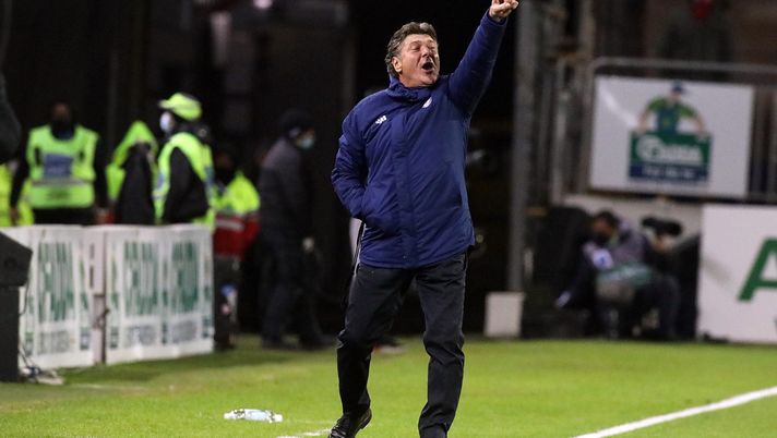 CAGLIARI, ITALY - DECEMBER 06: Walter Mazzarri coach of Cagliari reacts during the Serie A match between Cagliari Calcio and Torino FC at Sardegna Arena on December 06, 2021 in Cagliari, Italy. (Photo by Enrico Locci/Getty Images) Aresu (Centotrentuno): “Il Cagliari è finalmente una squadra di Mazzarri” - immagine 1