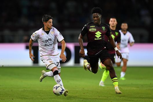 TURIN, ITALY - AUGUST 06: Salvatore Elia of Palermo calcio in action against Ola Aina of Torino FC during the Coppa Italia match between Torino FC and Palermo at Olimpico Stadium on August 6, 2022 in Turin, Italy. (Photo by Valerio Pennicino/Getty Images) Torino, Aina verso la permanenza: a inizio stagione l’occasione per rilanciarsi- immagine 2