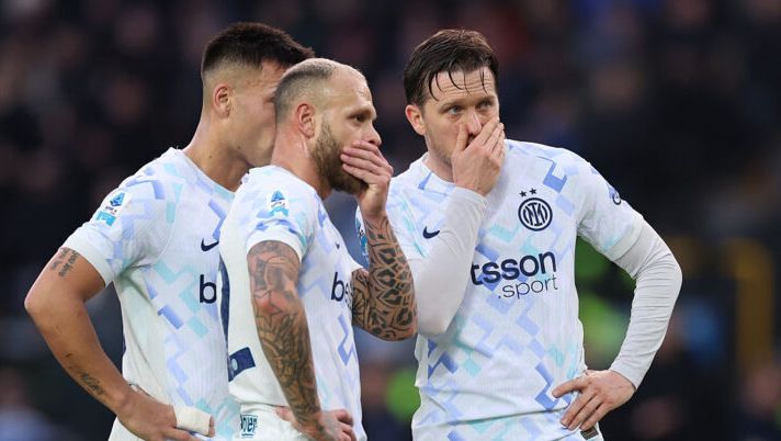 UDINE, ITALY - JANUARY 17: Piotr Zielinski of FC Internazionale discusses the taking of a free kick with teammate Federico Dimarco during the Serie A match between Udinese Calcio and FC Internazionale at Stadio Friuli on January 17, 2026 in Udine, Italy. (Photo by Timothy Rogers/Getty Images) Ecco il kit per la 23a giornata al fantacalcio: tutti i consigli su chi schierare, anche al Mantra - immagine 1